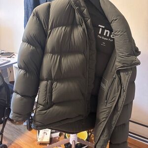 Aritzia TNA Super puff original XXS lightly worn